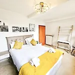 Ideal 1 Bedroom Apartment Close To The Train Station